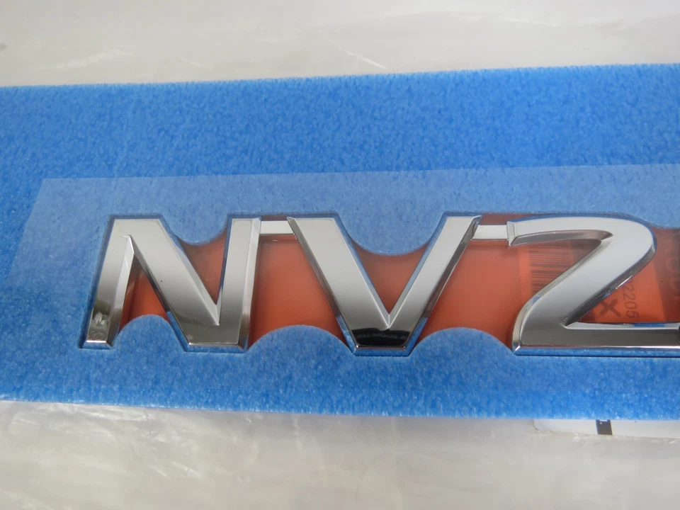 Emblema Nissan NV200 para puerta trasera 2013-2021 insignia cromada símbolo logotipo original OEM Foto 2 de 4