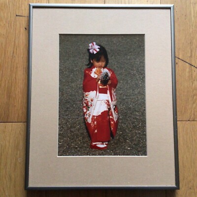 Großes Vintage gerahmtes Farbfoto kleines Kind in traditioneller japanischer Kleidung