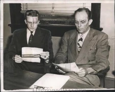1950 Press Photo Alabama attorneys Julian Bland and George Johnson study case