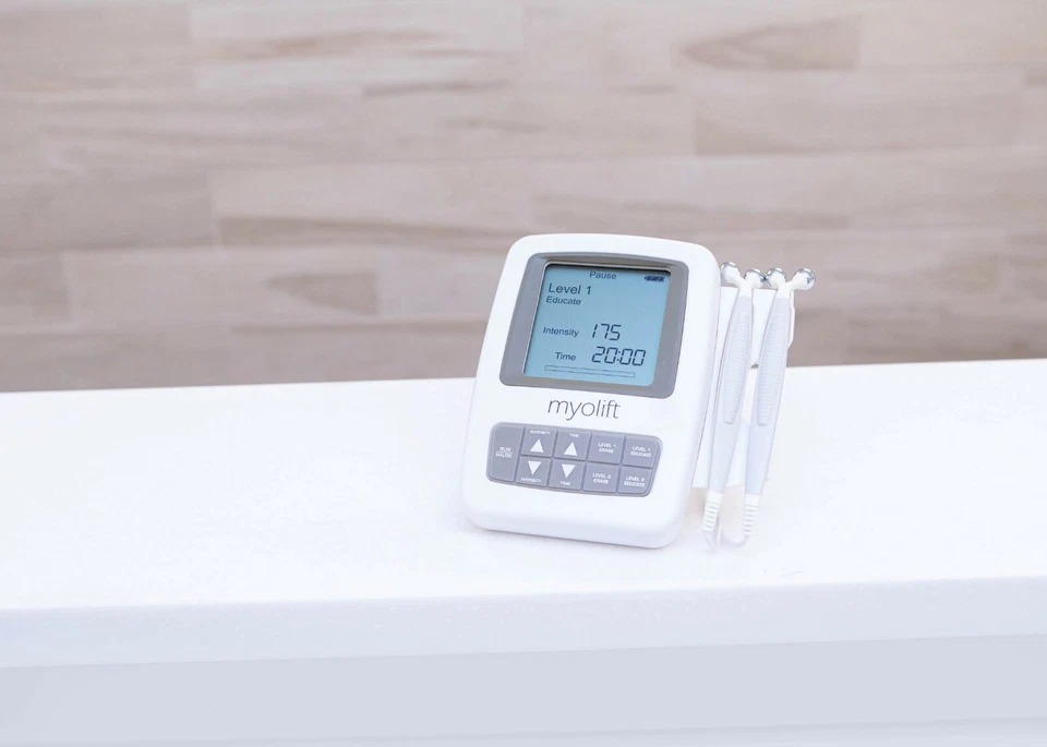 Authentic 7e MyoLift Mini Anti Wrinkle Device Complete Kit With Masks And Gloves - Image 4 of 4