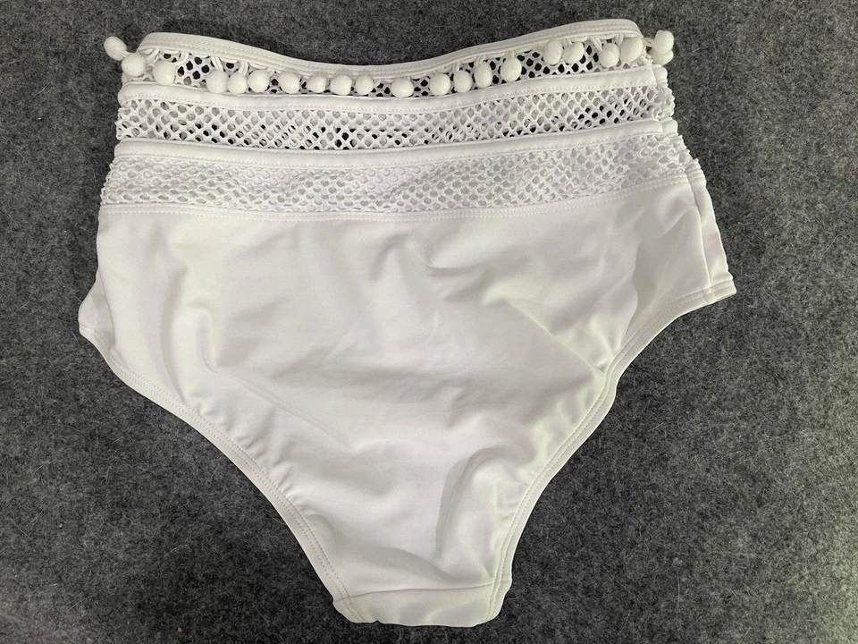 Parte inferior de bikini bordada con pompón premium talla 4 de ASOS DESIGN de EE. UU. Foto 3 de 4