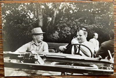 Sowjetische Foto AK 1975 - GAGARIN und Sholochow im Auto