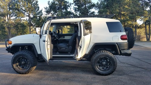 2014 Toyota FJ Cruiser - Picture 2 of 18
