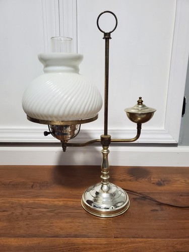 Vintage Mid Century Messing Studentenlampe einarmig abgeschrägter weißer Schirm
