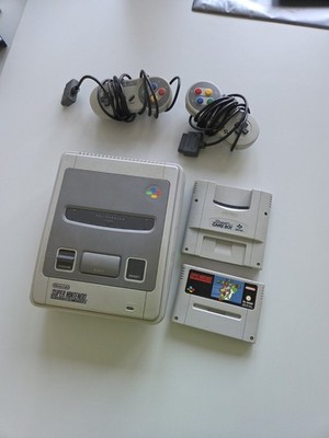 Super Nintendo SNES Grau + 2 Controller  und Spiel