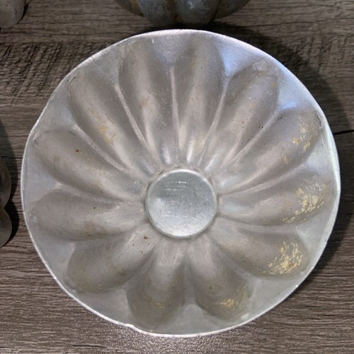24 Vintage Unbranded Aluminum Jelly Molds***Holds 1/2 Cup-3" wide & 2 ins Deep - Picture 6 of 8