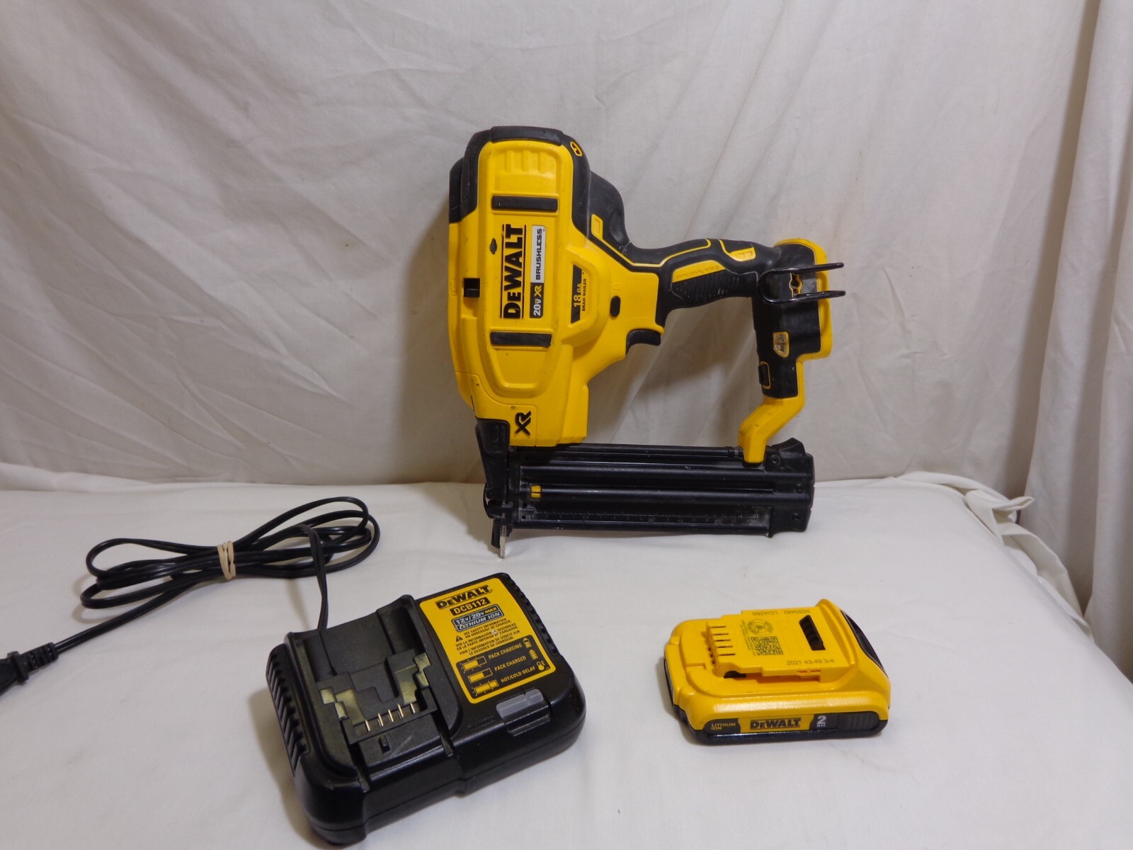 DEWALT 20V MAX XR BRUSHLESS 18GA BRAD NAIL GUN KIT , MODEL DCN680 eBay