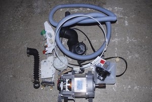 ZANUSSI FLA1201W WASCHMASCHINE DEFEKT FÜR TEILE:MOTOR,SCHLÄUCHE,PUMPE,SCHALTER ETC.