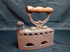 Antico ferro da stiro a carbone con manico in legno