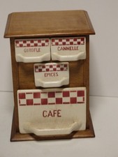 pots à épices dans petit