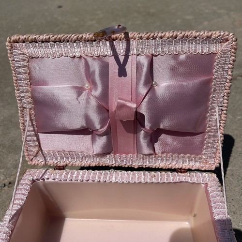 Vintage 1960s Pink Wicker Sewing Basket Box Silk Satin Lining Made In Japan - Picture 3 of 8