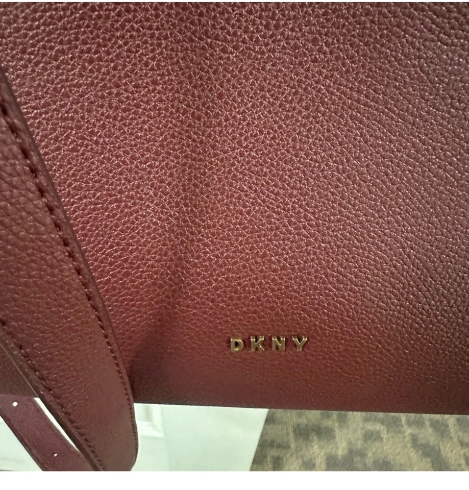 Cartera monedero dkny vino púrpura remaches dorados Foto 2 de 4