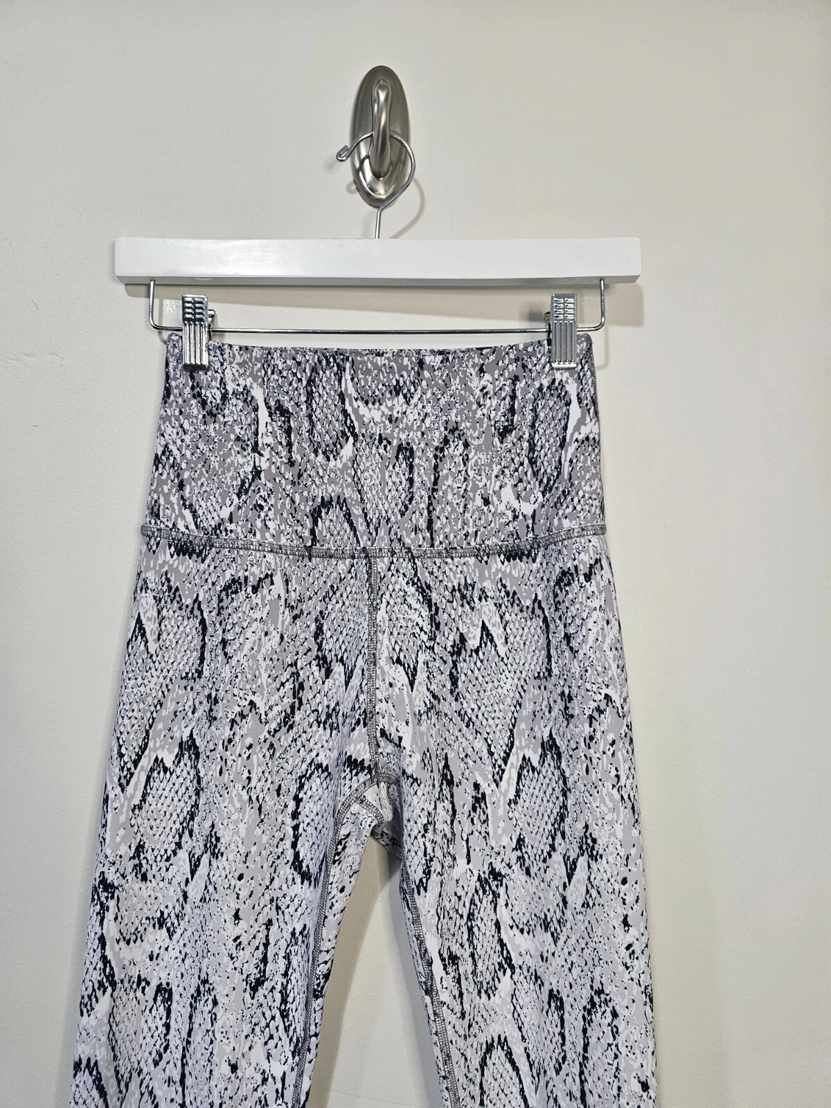 beyond-yoga athletic snake print stretch leggings