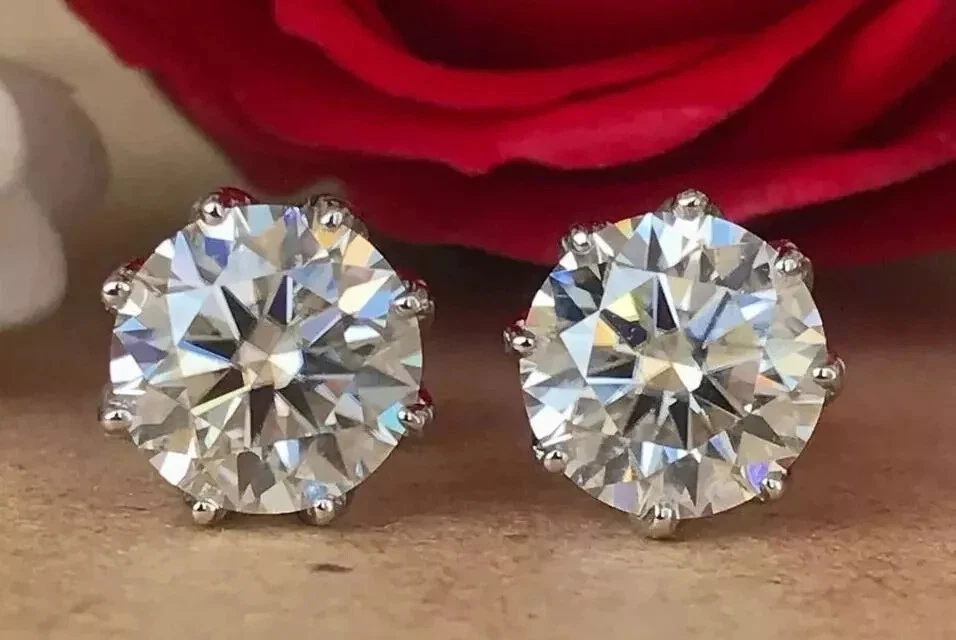 Aretes solitario de diamantes simulados de corte redondo de 4 quilates enchapados en oro blanco de 14 k Foto 2 de 4
