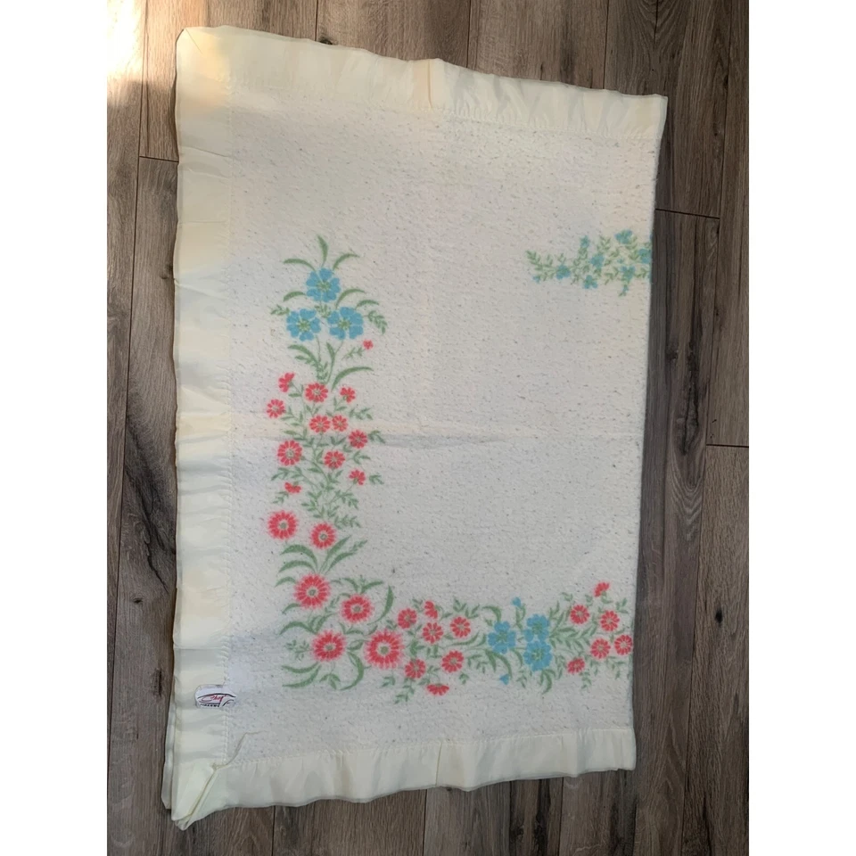 Manta bebé vintage Baby Chatham blanca borde seda floral azul y rosa 36x47" Foto 3 de 4