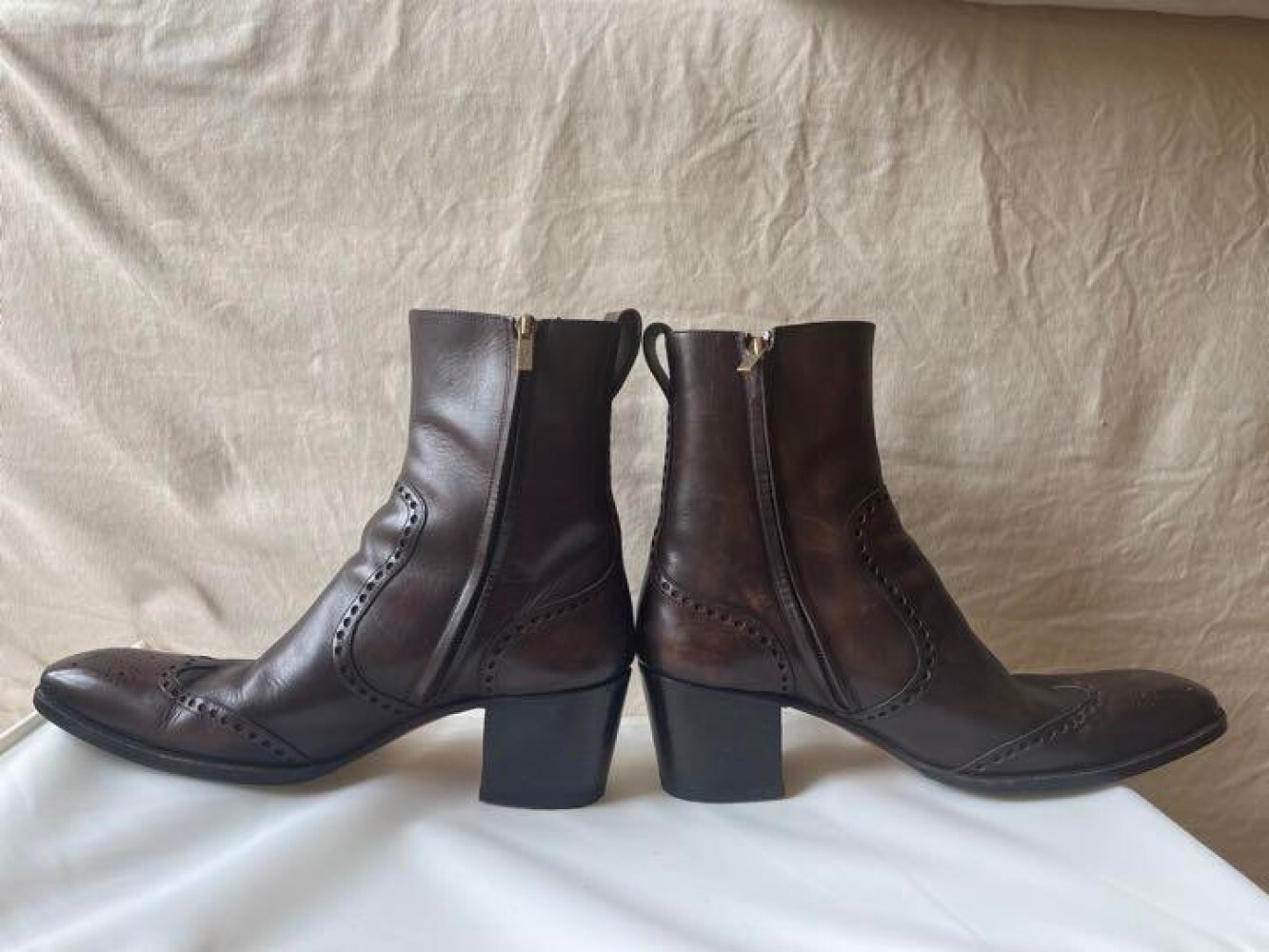 Stivali corti Yves Saint Laurent Johnny da uomo in pelle marrone con zip