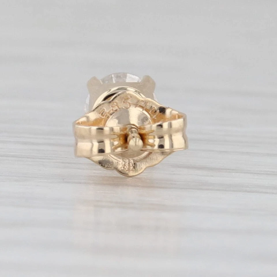 Pendiente solitario redondo de oro amarillo de 14 k de 0,30 quilates con un solo diamante Foto 3 de 4