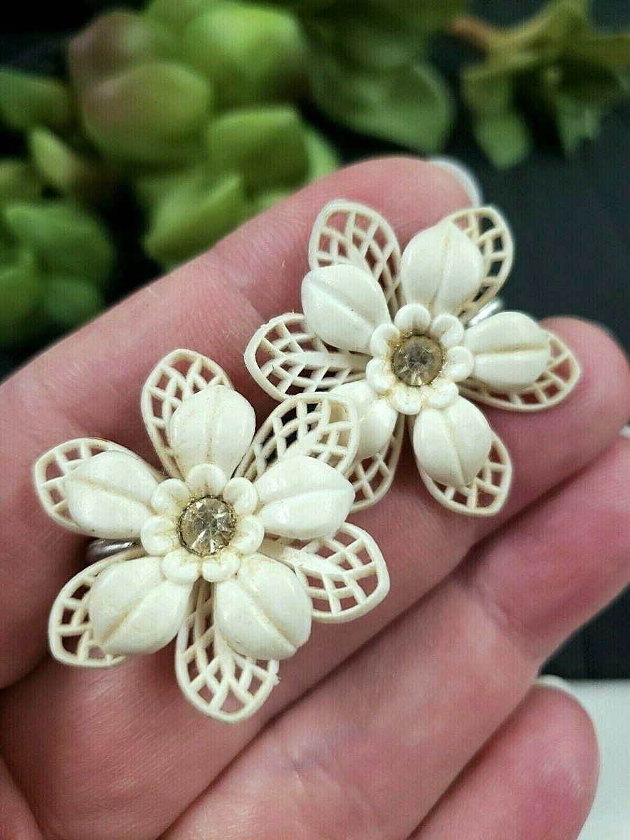 ■VINTAGE HOLLYWOOD■ Petal Ribbon Earrings VH2435EA006M Vtg 60's Flower Earrings Soft Plastic White Petals Clip
