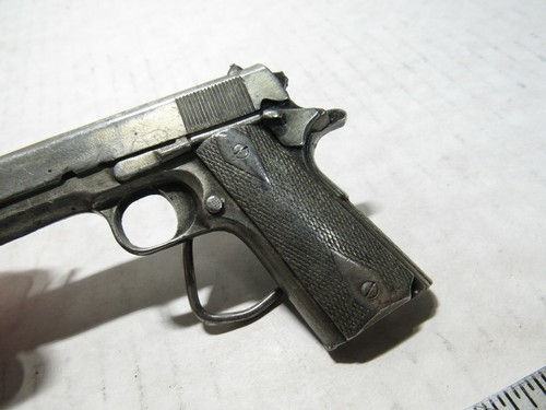 1979 BERGAMOT .45 Pistol BELT BUCKLE USA - Picture 2 of 6