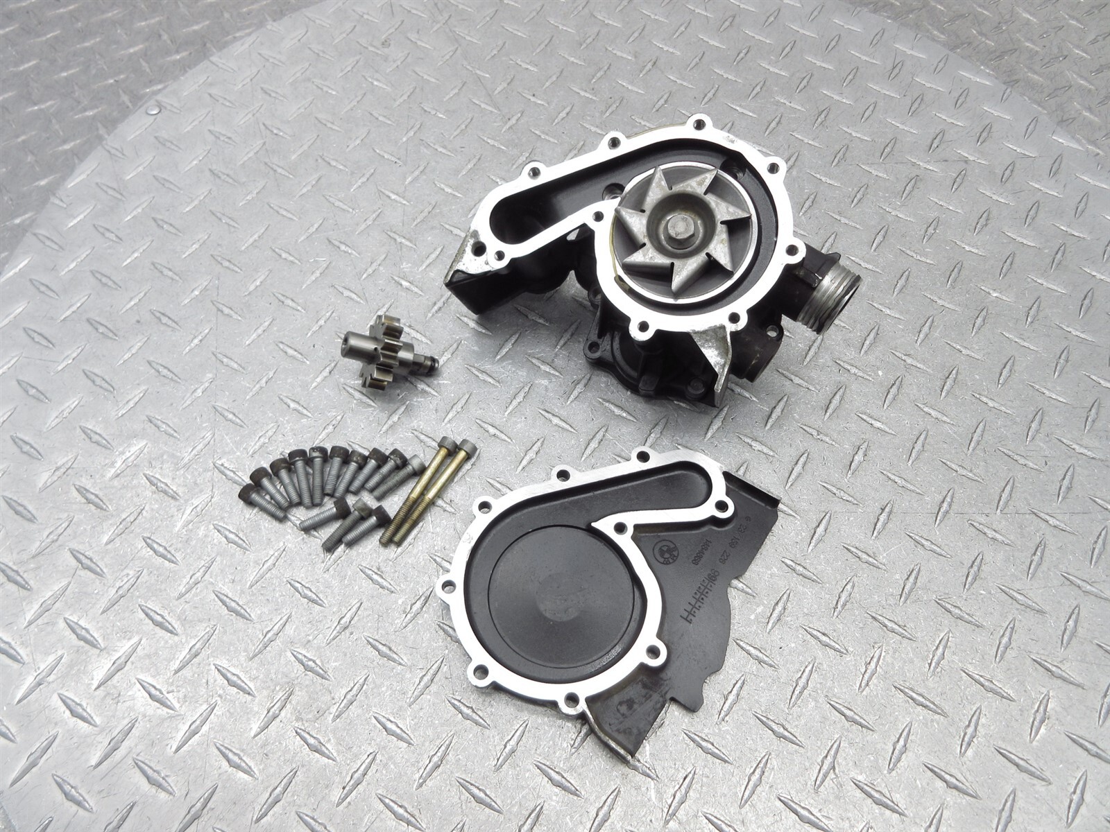 2000 9704 BMW K1200 K1200LT Water Coolant Fluid Pump Gear Cover