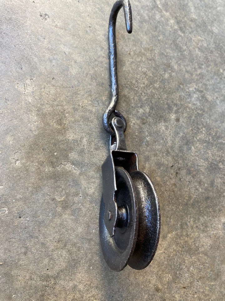 Ancienne petite poulie en fer  H 26 cm - Photo 2/2