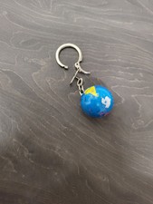 VINTAGE WORLD GLOBE Keyring NOVELTY Retro Memorabilia Collectable (2)