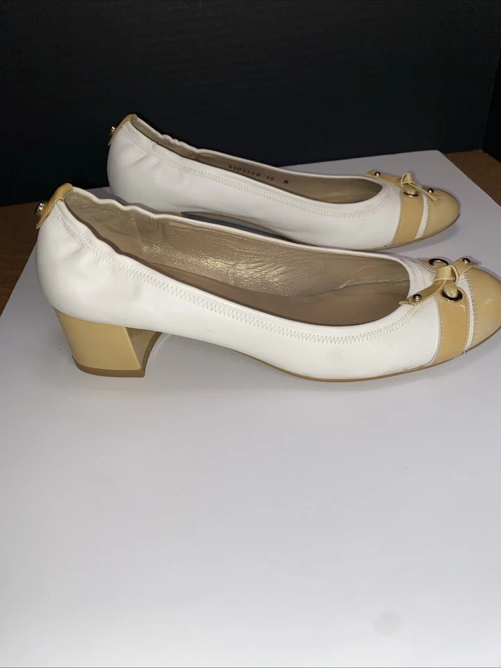 Stuart Weitzman Zapatos de salón planos de tacón bajo de cuero blanco y beige talla 10 Preppy Foto 3 de 4