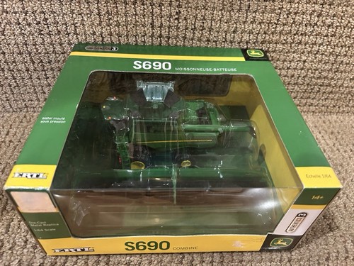 Ertl John Deere 1:64 S690 Combine w/Corn and Grain Head, Authentics 3 No. 45318