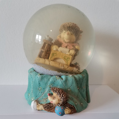 Vintage Regency Fine Arts Igel Sammlerstück Schneekugel - beschädigt 