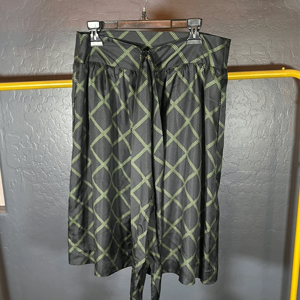 Falda midi burbuja negra y verde Elizabeth McKay con estilo fruncido para el trabajo Foto 4 de 4