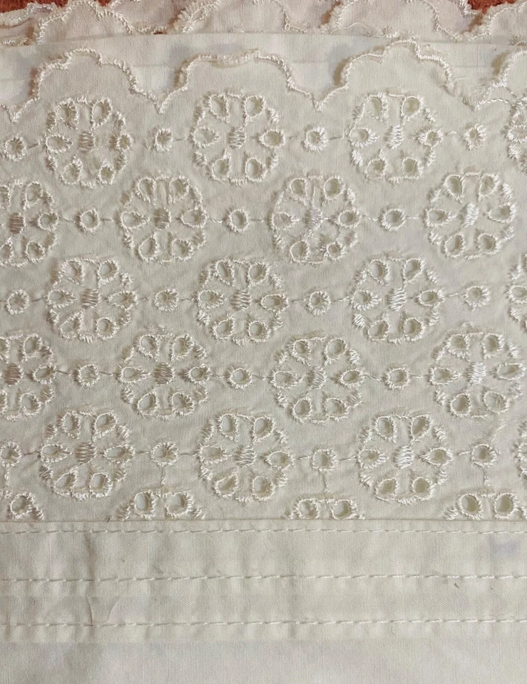 SÁBANA PLANA MARTHA STEWART OJALES ENCAJE BORDADO KING BLANCA USADA EN EXCELENTE ESTADO Foto 3 de 4