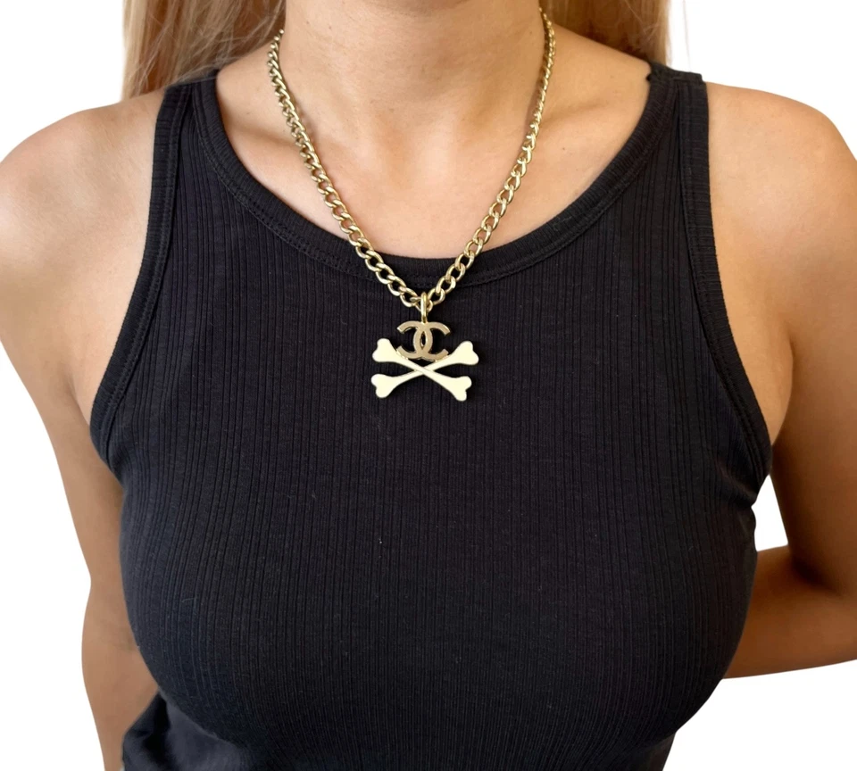 Collar Colgante CHANEL Vintage 03P Marca CC Logo Esmalte Huesos Cruzados Metal Dorado Foto 3 de 4