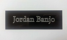 Jordan Banjo - Plaque gravée 105x35mm pour présentoir souvenirs signé diversité