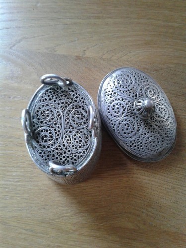 ANTIQUE FILIGREE SPICE BOX TESTS AS HIGH GRADE SILVER, POSSIBILY JEDAICA - Picture 5 of 5