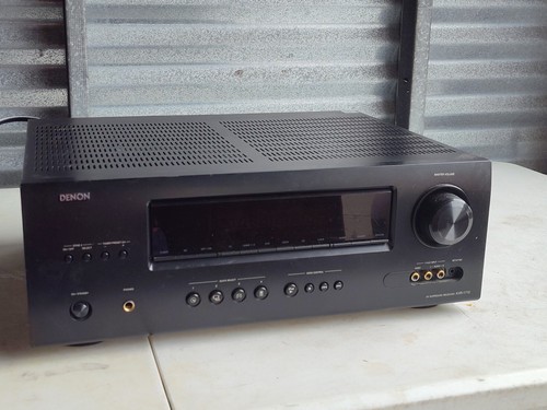 Konvolut Denon AVR-1712 Heimkino Receiver mit einer generischen Fernbedienung, getestet.