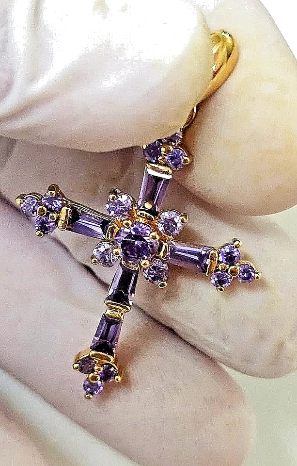 Piedras de amatista natural recubiertas de plata con cruz de manejo de oro de 14k Foto 2 de 4