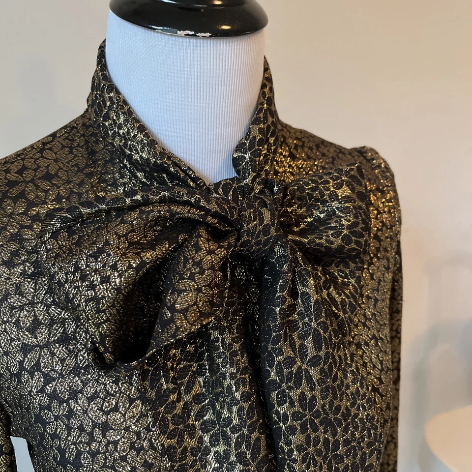 Blusa de seda Saint Laurent talla 34 negra dorada flor lazo metálico lúrex Foto 3 de 4