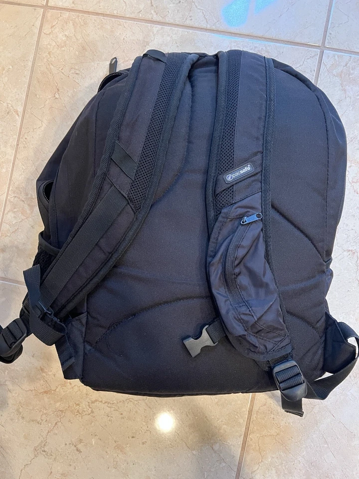 Mochila con cerradura Pacsafe Daysafe100, material antirrobo antirrobo, negra Foto 2 de 3