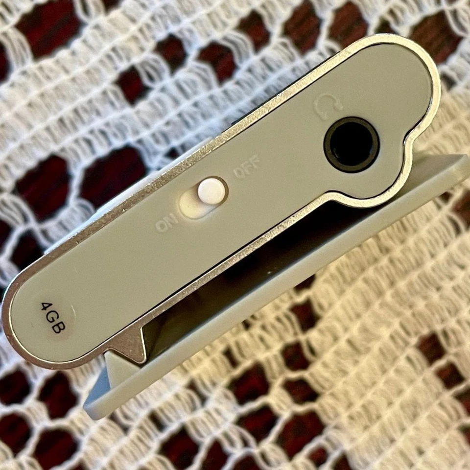 Eclipse Fit clip-on MP3 4 GB player small and rechargeable New 1.25 x 1.75 inch - Image 4 of 4