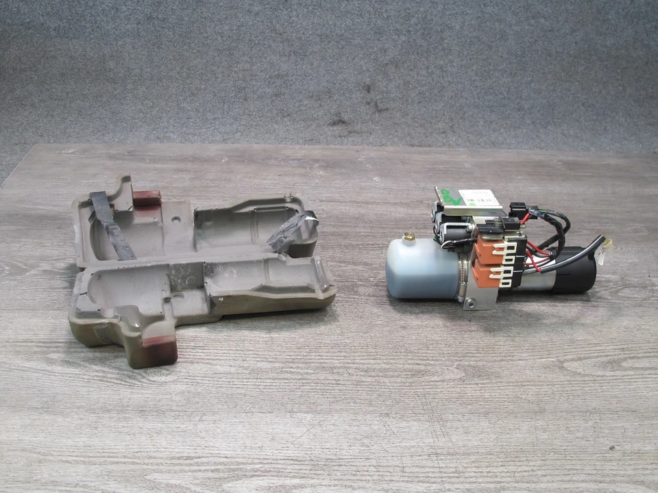 08-13 BMW E88 135i CONVERTIBLE TOP ROOF HYDRAULIC PUMP MOTOR 7171303 OEM - Image 2 of 4