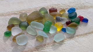 Pequeñas piezas y fragmentos de vidrio marino Seaham