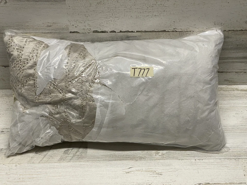 Almohada decorativa Hudson Park Deco Step con cuentas 12" x 22" champán nueva Foto 2 de 4