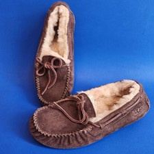 Women's UGG DAKOTA Suede Moccasin Leather Slippers Sz 7 Sheepskin F19009G SN5612