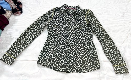 BKE Buckle Eased Fit Shirt Womens Small Animal Print Snap Button Up Lightweight - Picture 2 of 15