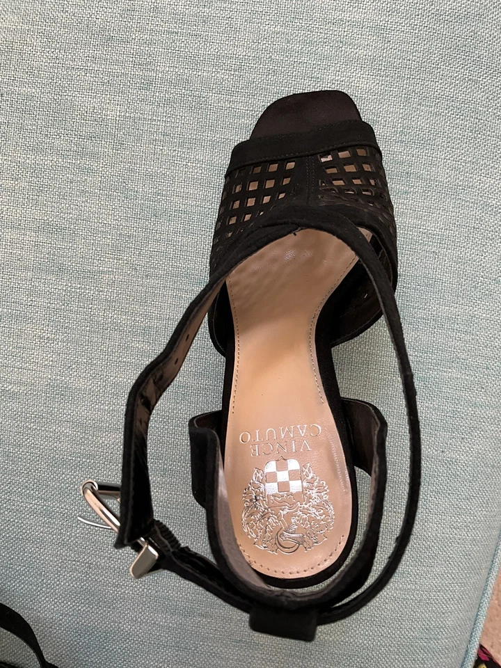 Sandalias negras Vince Camuto de gamuza con punta abierta para mujer talla 7 Foto 3 de 4