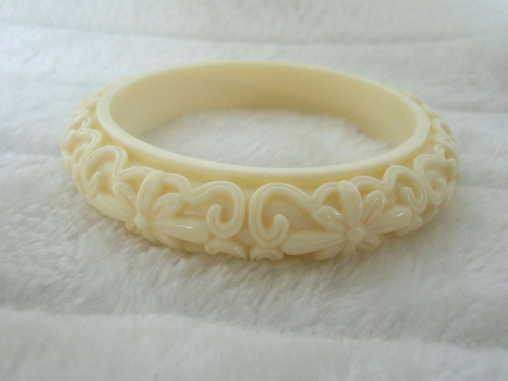Bracelet Bangle Résine Rouge Sculpté Fleurs Rétro - Style Pinup Tiki - Neuf Avec étiquettes