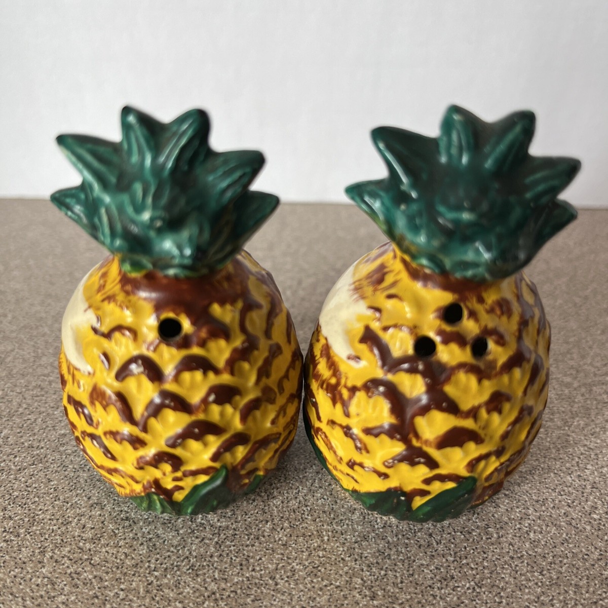 VINTAGE CERAMIC PINEAPPLE SALT & PEPPER SHAKERS ALOHA HAWAII