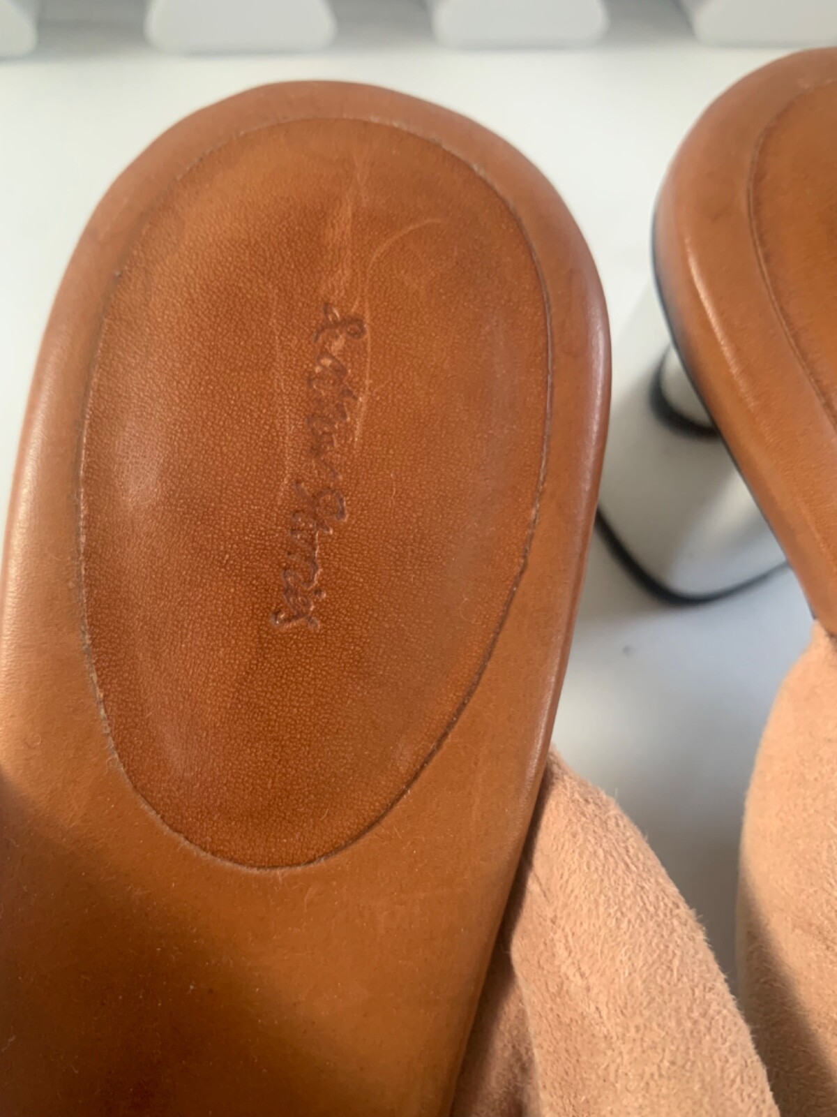 APL & Other Stories sandali in pelle scamosciata sbuffata nudi