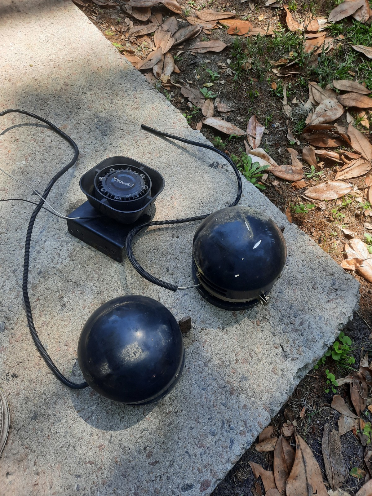 FEDERAL SIGNAL RUMBLER 751000 Speakers (2) & Whelen Horn