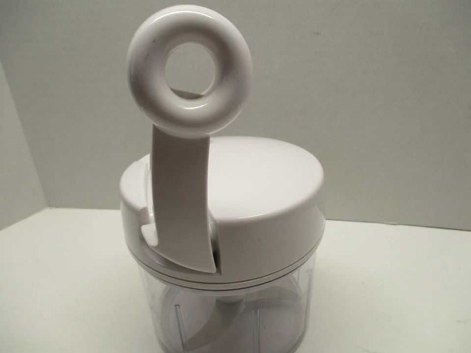 The Pampered Chef Manual Food Processor Item 2581 Chopper 3 cups 5.5" - Image 4 of 4